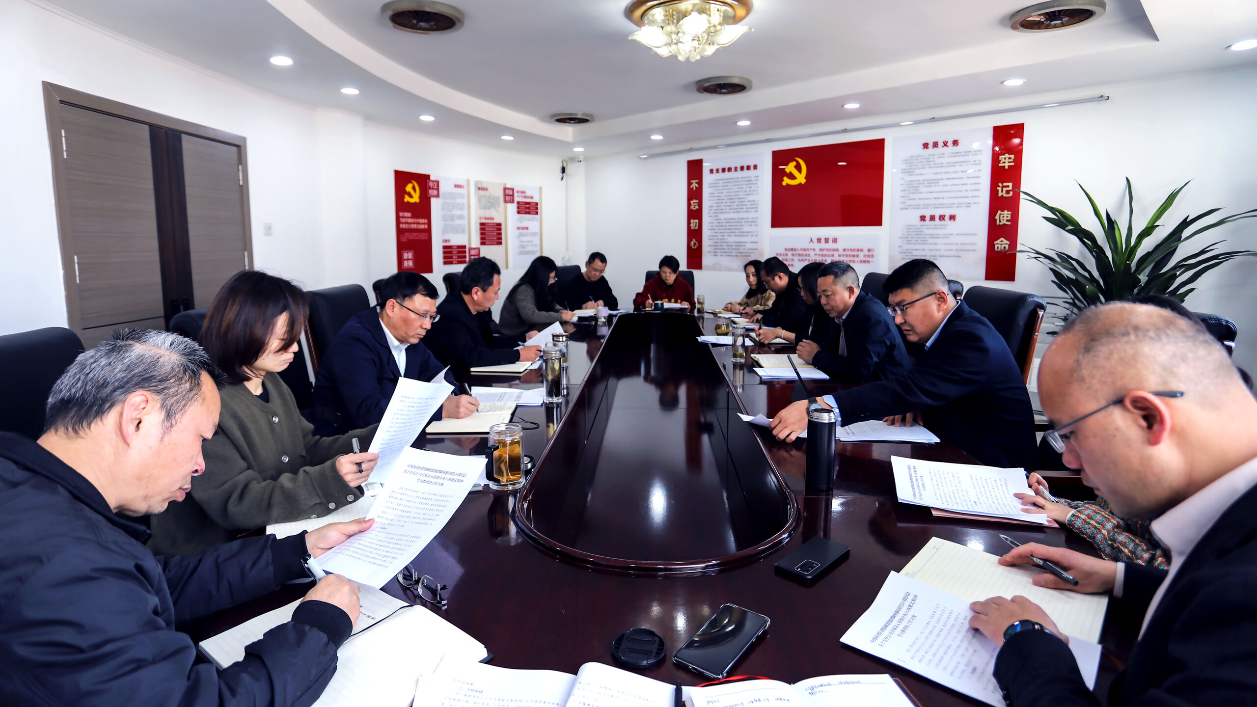 攀西公司研究部署开展深入贯彻中央八项规定精神学习教育工作