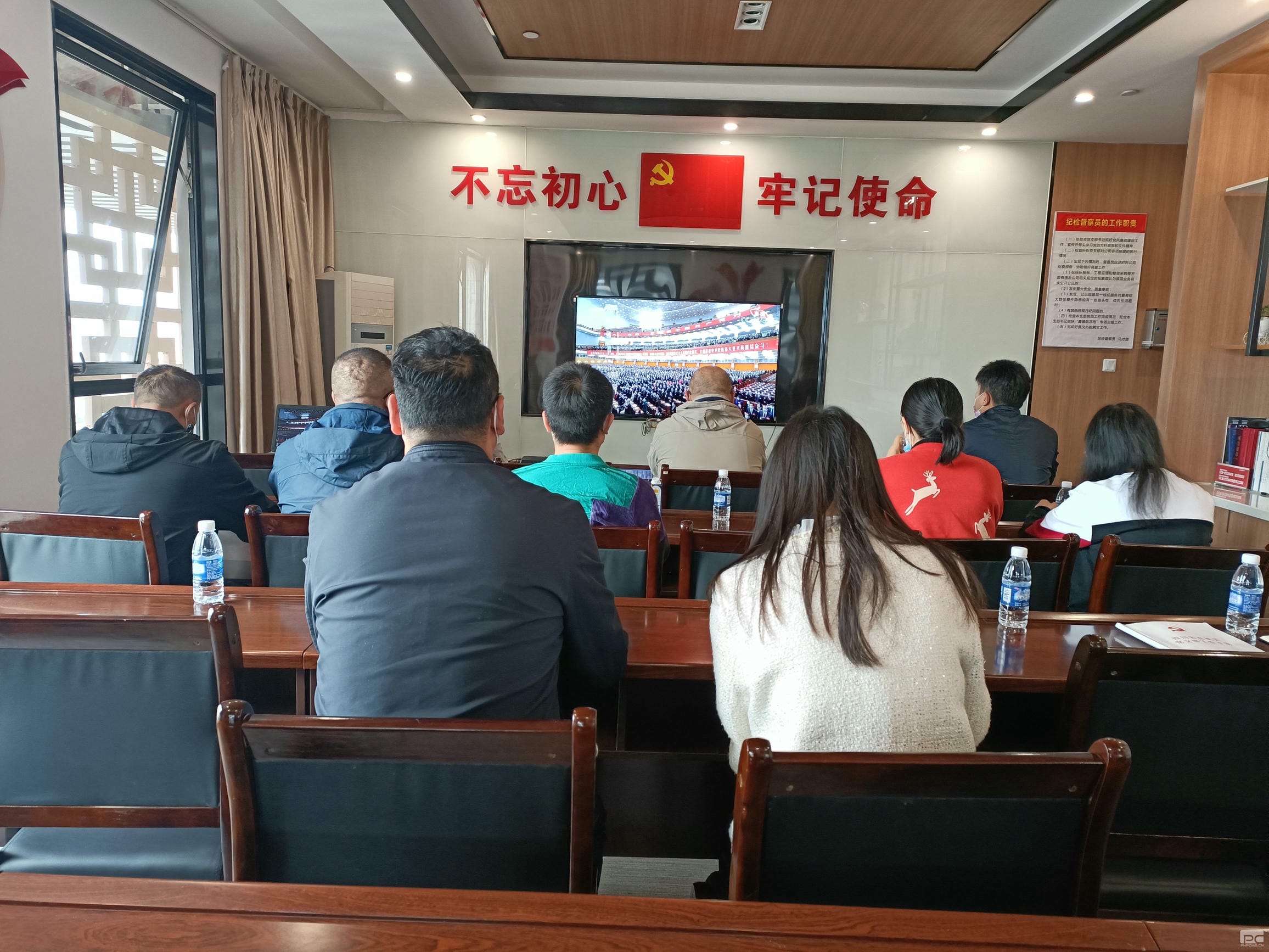 蜀鑫房产党员干部群众积极收听收看党的二十大开幕会